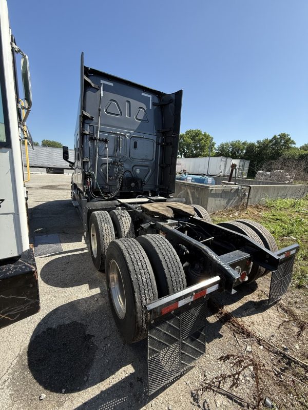 2022 Freightliner Cascadia 126 - 477,168 Miles - Image 10