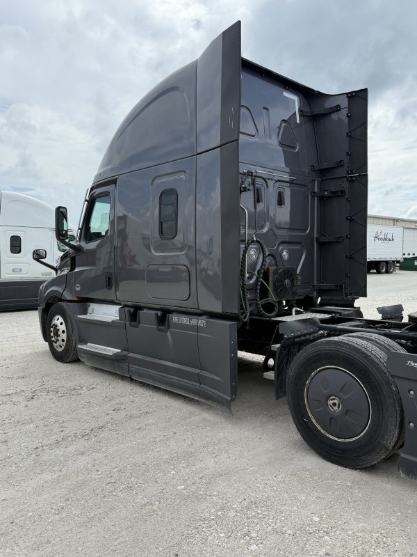 2022 Freightliner Cascadia 126 - 482,149 Miles - Image 2