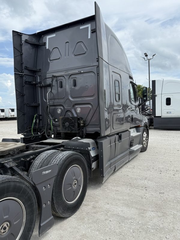 2022 Freightliner Cascadia 126 - 477,168 Miles - Image 2