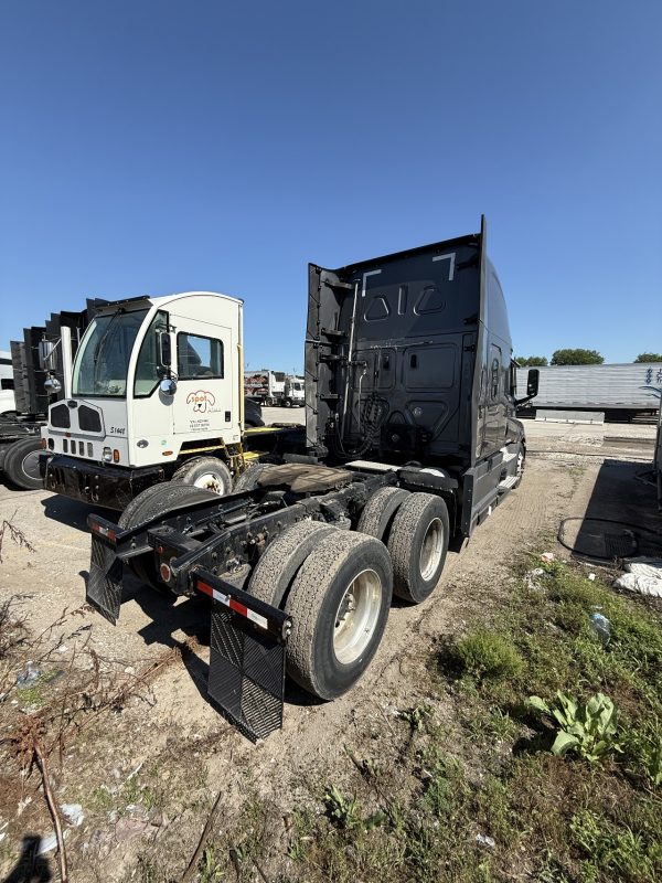 2022 Freightliner Cascadia 126 - 472,322 Miles - Image 2