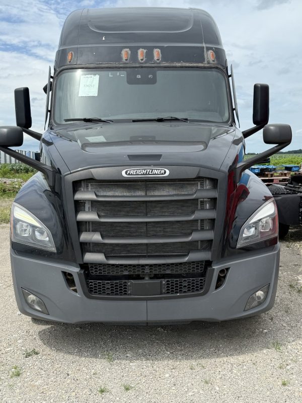 2022 Freightliner Cascadia 126 - 459,642 Miles - Image 2