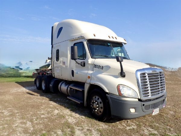 2020 FREIGHTLINER Cascadia - 387,829 Miles - Image 2