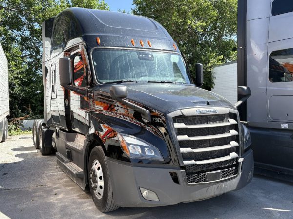 2022 Freightliner Cascadia 126 - 480,495 Miles - Image 3
