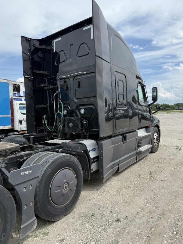2022 Freightliner Cascadia 126 - 459,642 Miles - Image 3