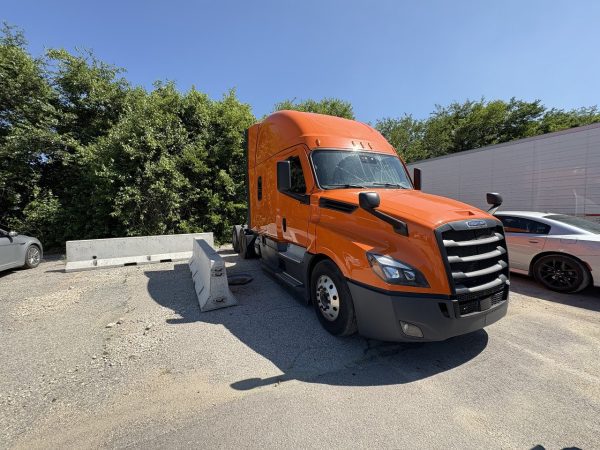 2022 Freightliner Cascadia 126 - 486,407 Miles - Image 4