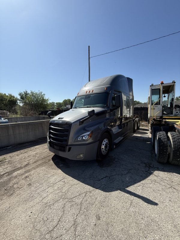 2022 Freightliner Cascadia 126 - 472,322 Miles - Image 5