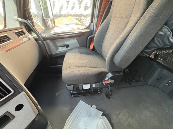 2022 Freightliner Cascadia 126 - 485,866 Miles - Image 6