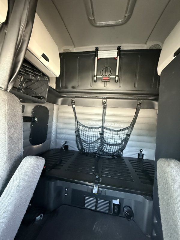 2022 Freightliner Cascadia 126 - 477,168 Miles - Image 6