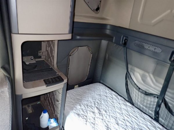 2020 FREIGHTLINER Cascadia - 387,829 Miles - Image 6