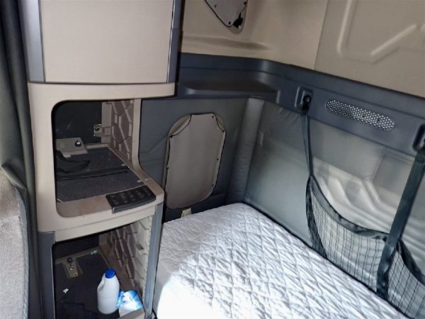 2020 FREIGHTLINER Cascadia - 340,351 Miles - Image 6