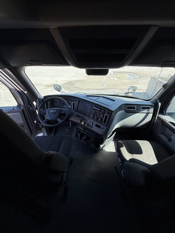 2022 Freightliner Cascadia 126 - 490,675 Miles - Image 7