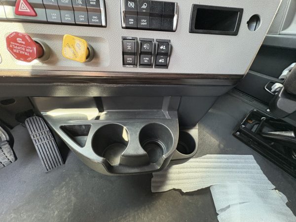 2022 Freightliner Cascadia 126 - 485,866 Miles - Image 8
