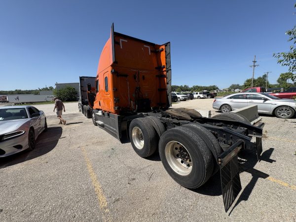 2022 Freightliner Cascadia 126 - 486,407 Miles - Image 9
