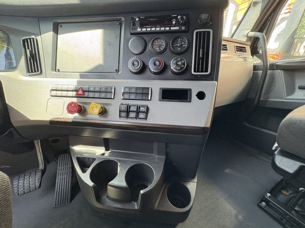 2022 Freightliner Cascadia 126 - 485,866 Miles - Image 9