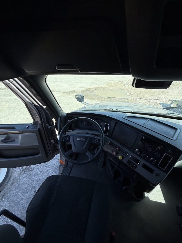 2022 Freightliner Cascadia 126 - 477,168 Miles - Image 9