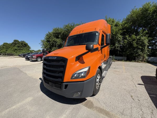 2022 Freightliner Cascadia 126 - 475,607 Miles - Image 2