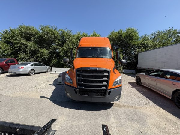 2022 Freightliner Cascadia 126 - 475,607 Miles - Image 3