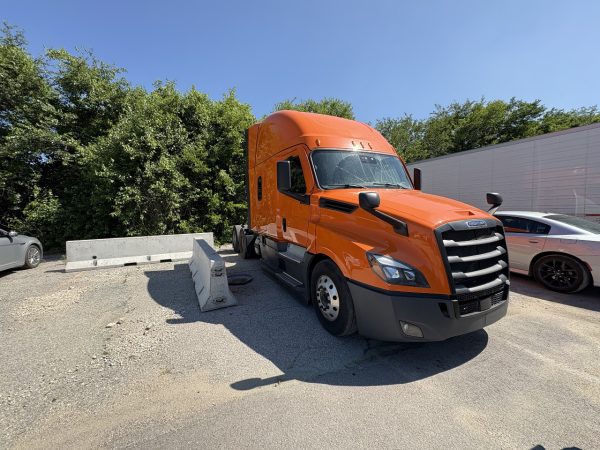 2022 Freightliner Cascadia 126 - 475,607 Miles - Image 4