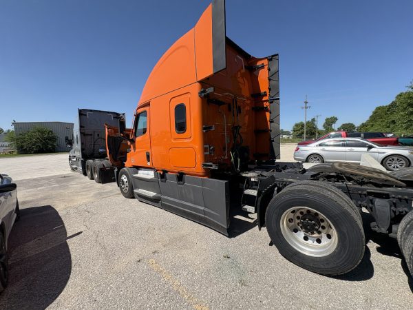 2022 Freightliner Cascadia 126 - 465,583 Miles - Image 7