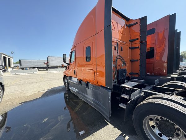 2022 Freightliner Cascadia 126 - 517,020 Miles - Image 7