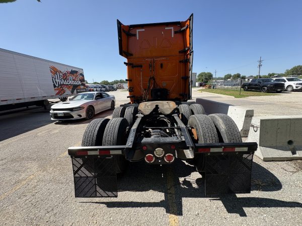2022 Freightliner Cascadia 126 - 475,607 Miles - Image 8