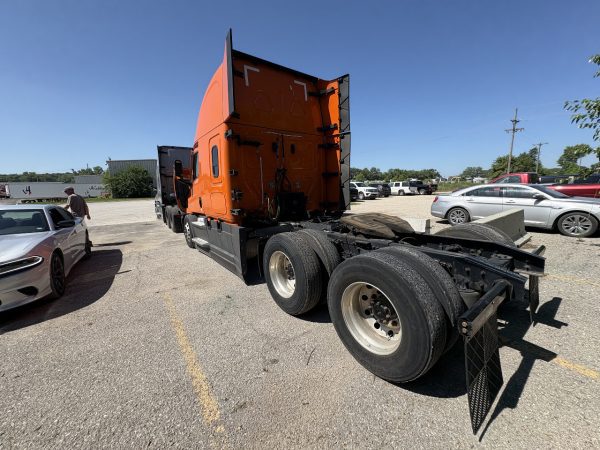 2022 Freightliner Cascadia 126 - 475,607 Miles - Image 9